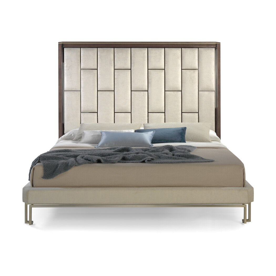 UPHOLSTERED QUEEN SIZE BED